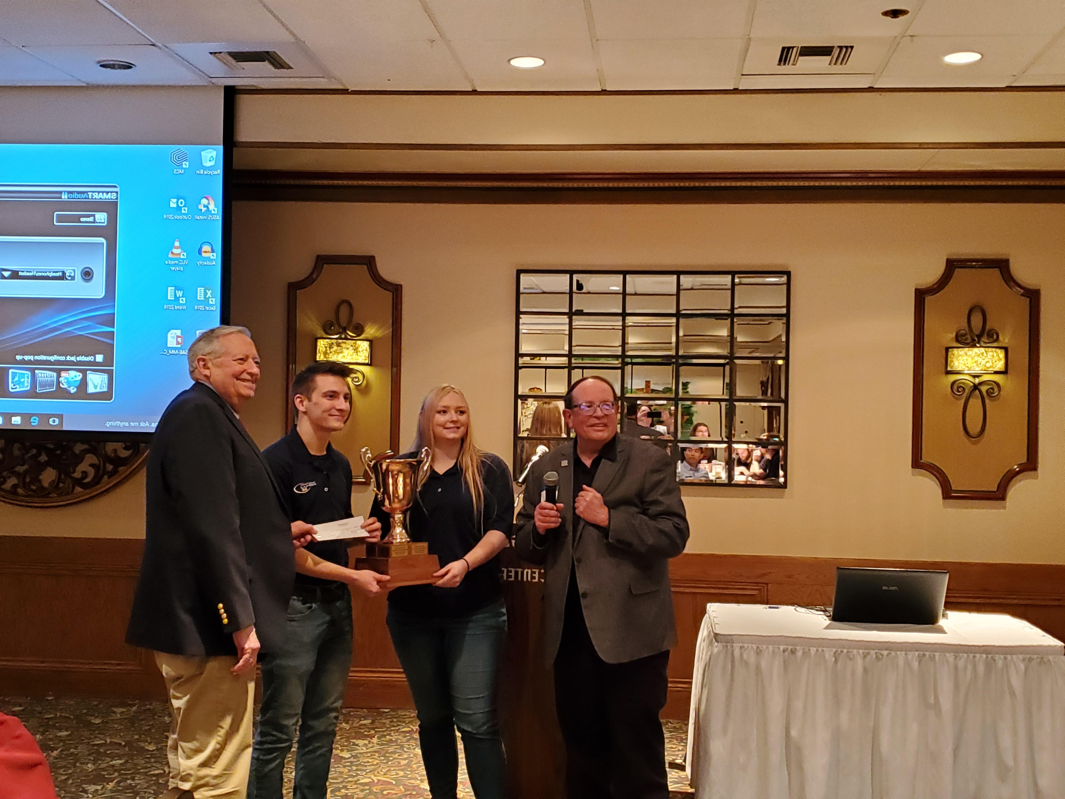 Members of the Kettering University 公式SAE team receiving the Collegiate Cup.