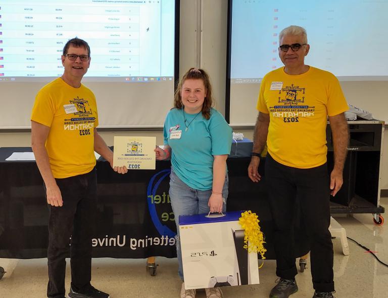 从左起，博士. Babak同时, Dean of the College of Sciences and 文科, 阿德里亚娜Lippolis, first-place winner and Dr. Michael Farmer, Head of the Department of Computer Science at Kettering University.