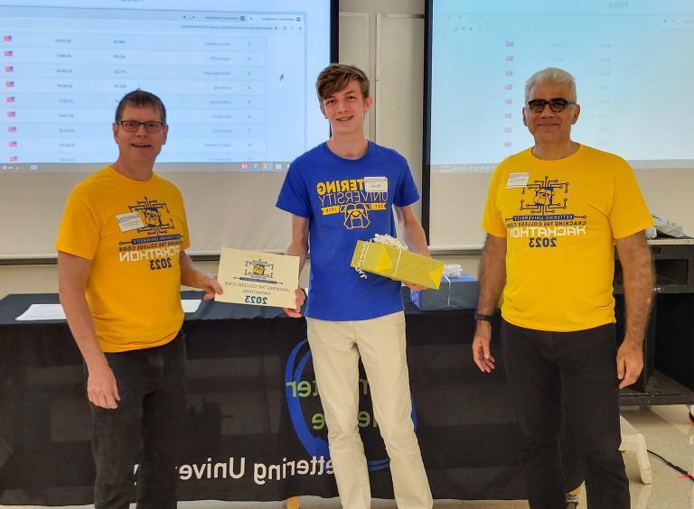 从左起，博士. Babak同时, Dean of the College of Sciences and 文科, 诺亚Gedraitis, second-place winner and Dr. Michael Farmer, Head of the Department of Computer Science at Kettering University.