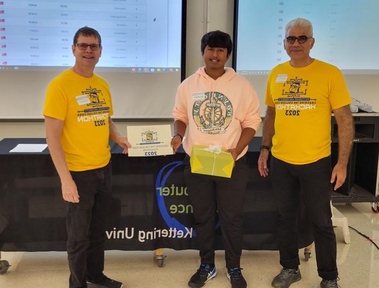 从左起，博士. Babak同时, Dean of the College of Sciences and 文科, Pradham反观, fourth-place winner and Dr. Michael Farmer, Head of the Department of Computer Science at Kettering University.